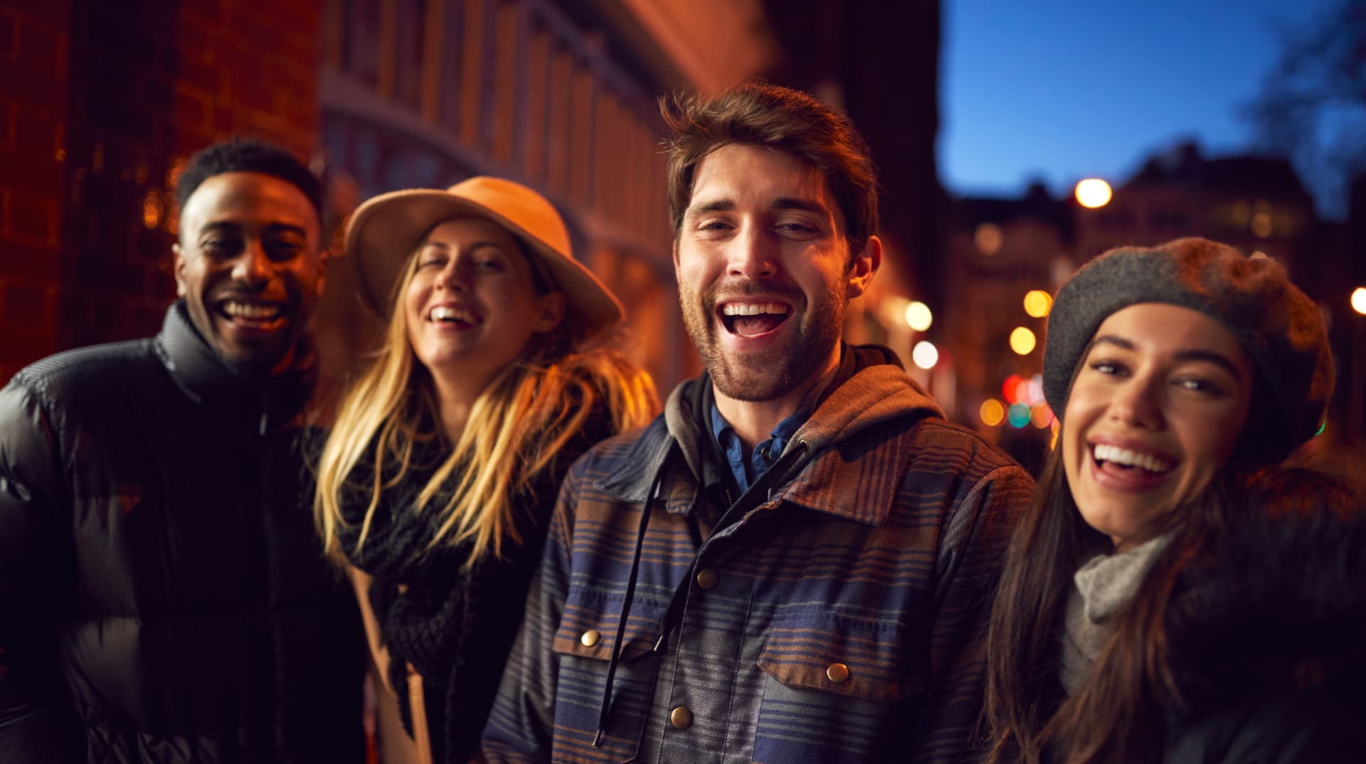 Amor en DC! singles laughing together on a night out in the city